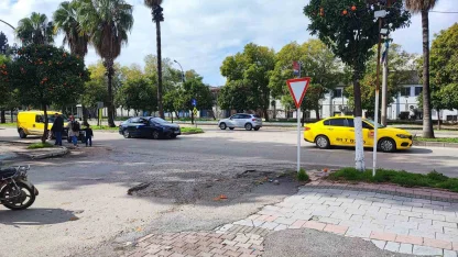 Belediyenin çakıl dökerek kapatmaya çalıştığı çukura takılan kadın hastanelik oldu