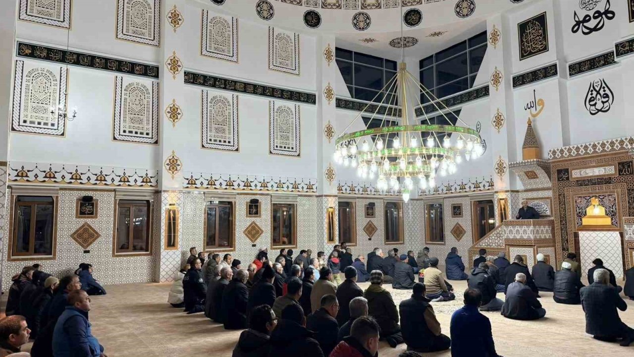 Beyağaç Çarşı Camisi ilk teravihle ibadete açıldı