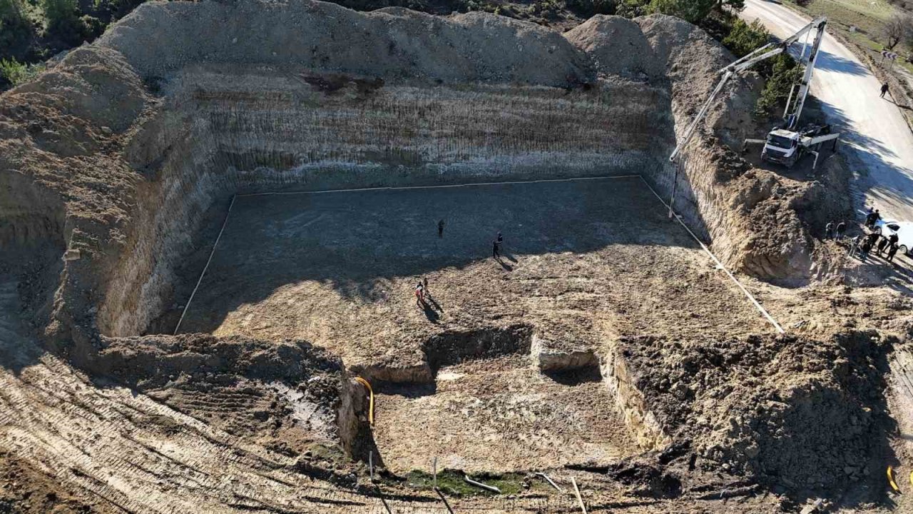 Bilecik’te 5 bin tonluk depo için ilk beton döküldü