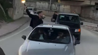 Bilecik’te bir konvoyda havaya ateş eden şahıs pes dedirtti