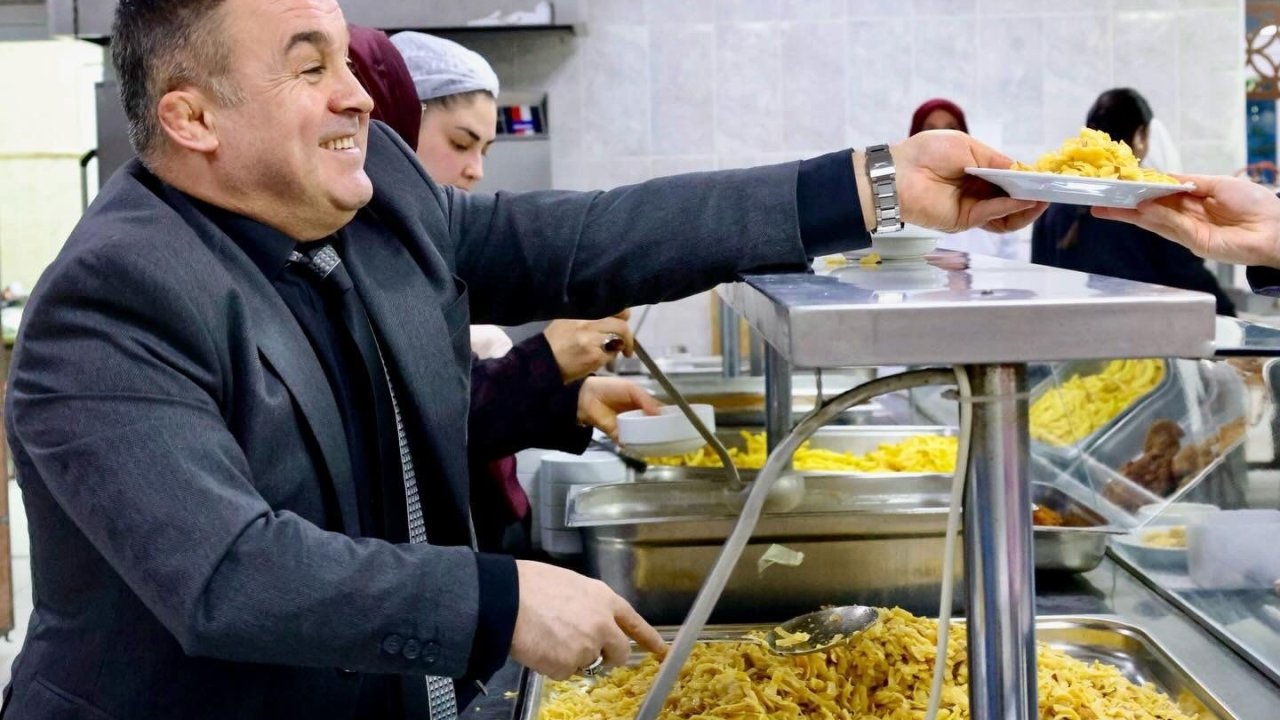 Bilecik’te İl Müdürü Ramazan Demir öğrencilere yemek dağıttı