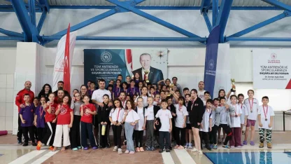 Bilecik’te küçük yüzücülerden madalya mücadelesi