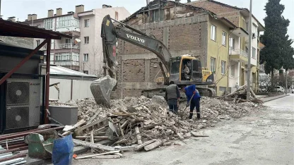 Bina yıkımı sırasında doğal gaz borusundan sızıntı meydana geldi