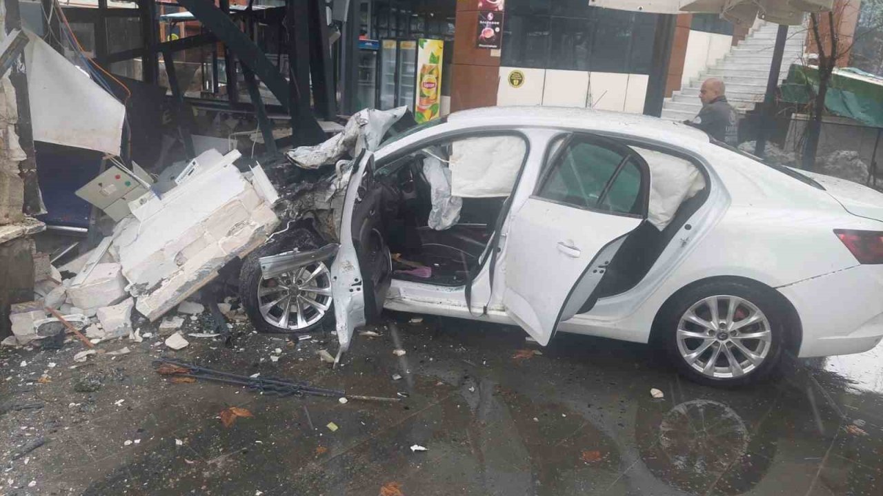 Bingöl’de otomobil iş yerine girdi: 5 yaralı