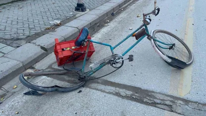Bisikletli 72 yaşındaki vatandaşa motosiklet çarptı: 2 yaralı
