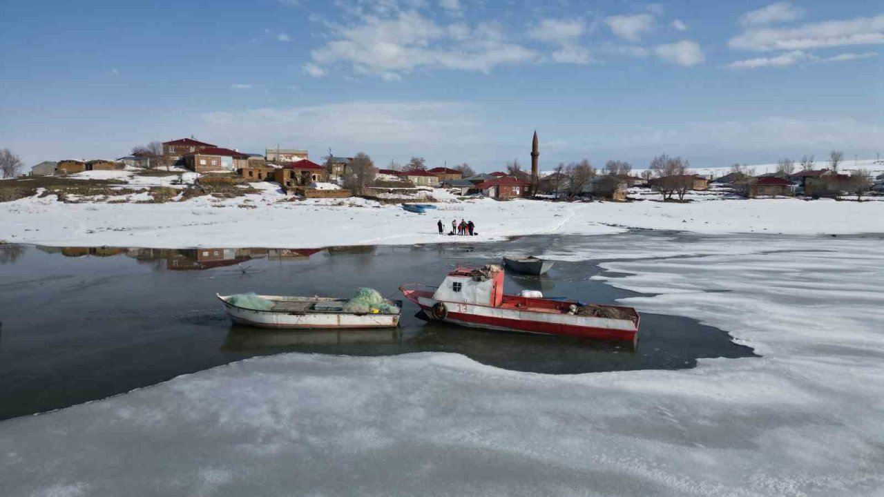 Bitlis’te donan göller erken ısınmayla çözülmeye başladı