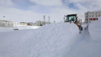 Bitlis’te yoğun karla mücadele çalışması