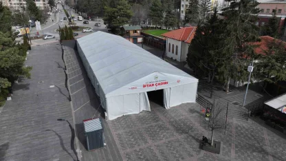 Bolu’da iftar çadırı kent meydanına kuruldu