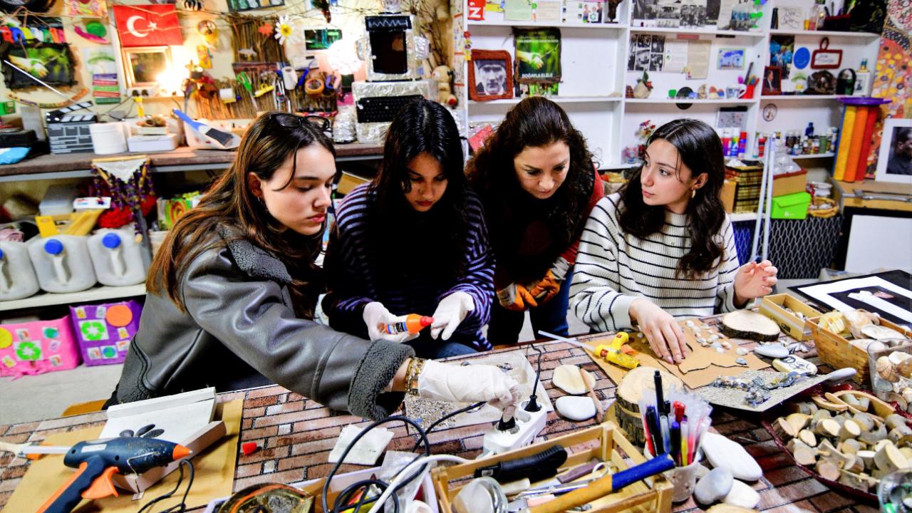 Bornova’da gençler atıkları sanata dönüştürdü