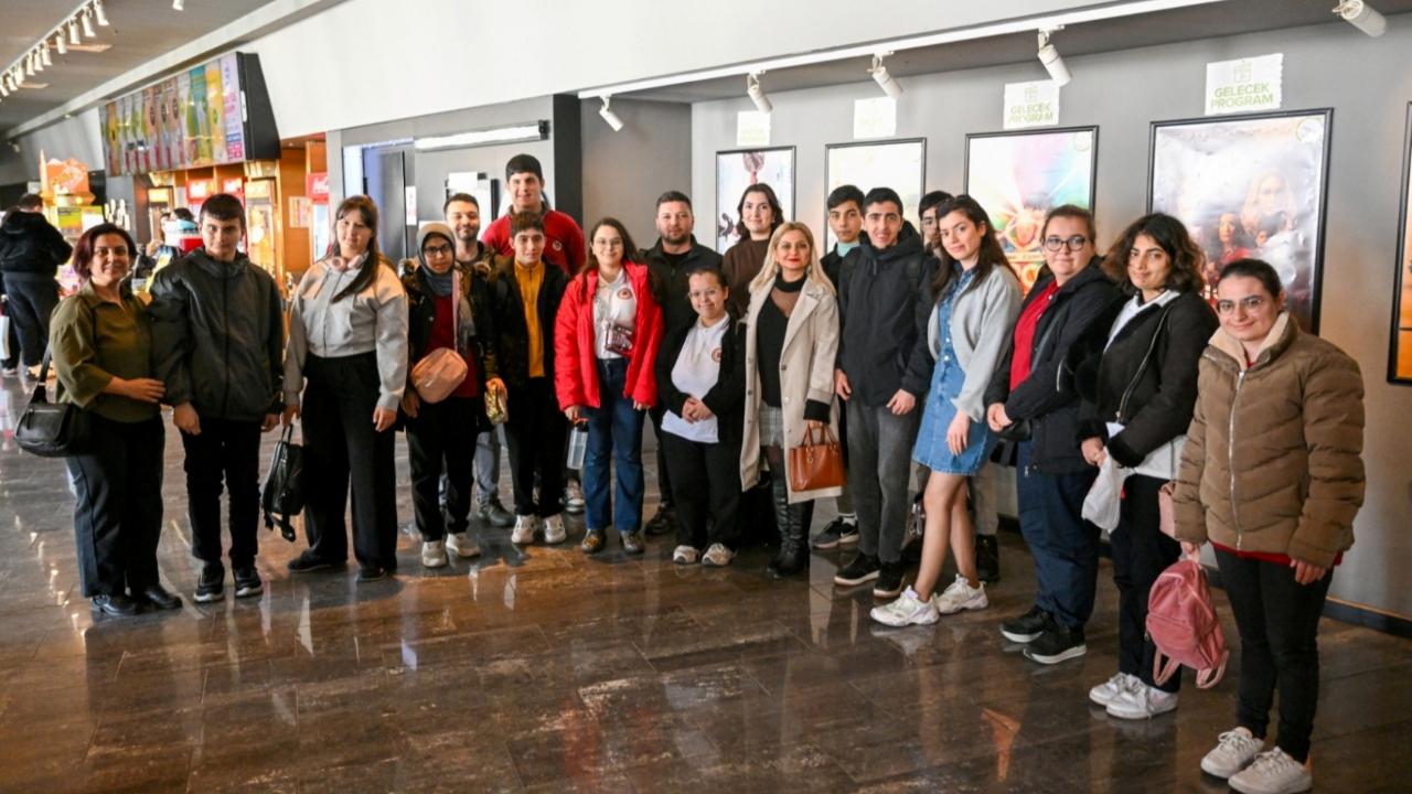 Bornova’da sinema salonu kahkahalarla doldu