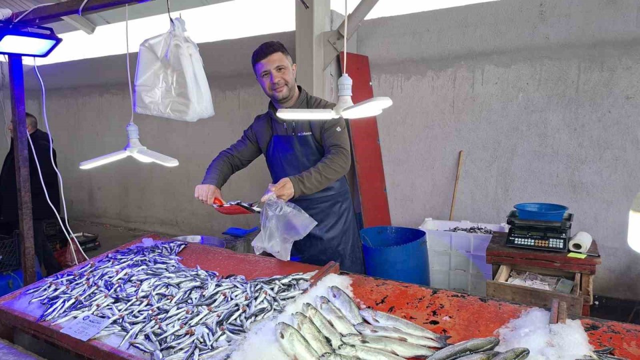 Bu aile üyeleri 60 yıldır ilçe pazarlarında balık satışı yapıyor