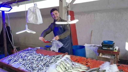 Bu aile üyeleri 60 yıldır ilçe pazarlarında balık satışı yapıyor