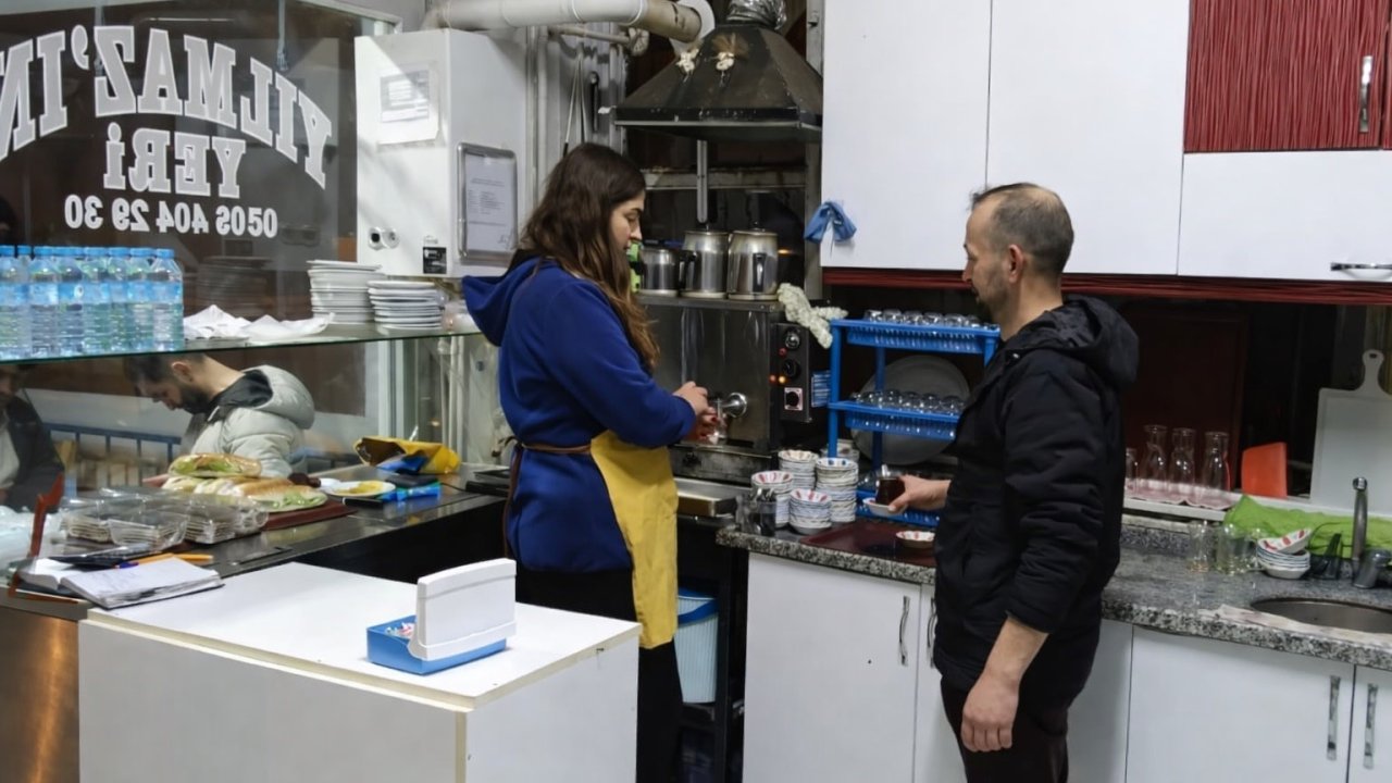 Bu kahvehaneye kadın eli değdi, müşteriler memnun