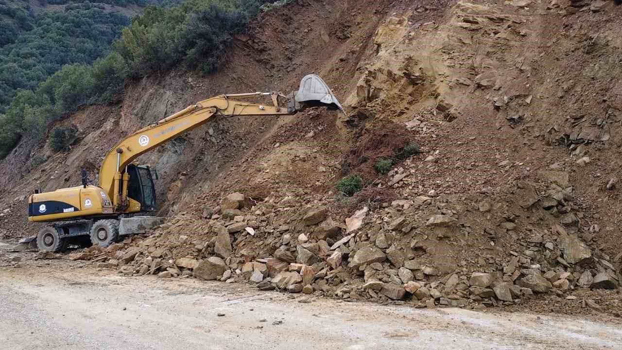 Buldan ve Babadağ’da heyelan nedeniyle kapanan yollarda çalışmalar başladı