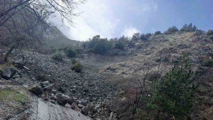 Buldan’da toprak kayması nedeniyle  bir mahalle yolu ulaşıma kapandı