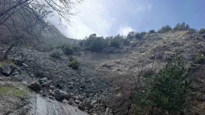 Buldan’da toprak kayması nedeniyle  bir mahalle yolu ulaşıma kapandı
