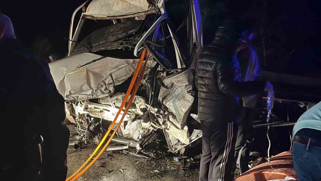 Burdur’da kamyonet ile tır çarpıştı: 2’si ağır 3 yaralı