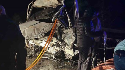 Burdur’da kamyonet ile tır çarpıştı: 2’si ağır 3 yaralı