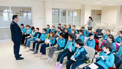 Burhaniye’de Kaymakam Atilla, küçük öğrencileri ağırladı