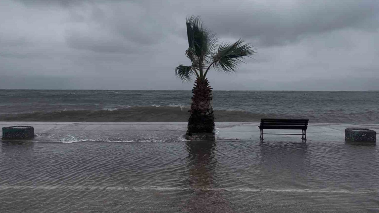Bursa’da denizle kara birleşti, sokaklar göle döndü