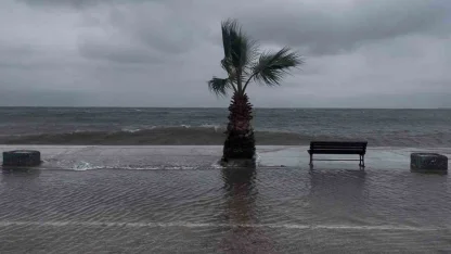 Bursa’da denizle kara birleşti, sokaklar göle döndü