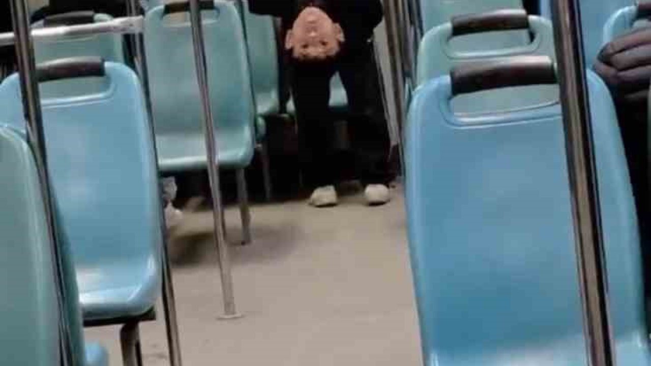 Bursa’da gençlerin metroda tehlikeli oyunu kameraya yansıdı