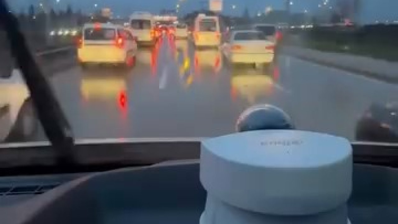 Bursa’da göz dolduran anlar, onlarca sürücü yol verdi