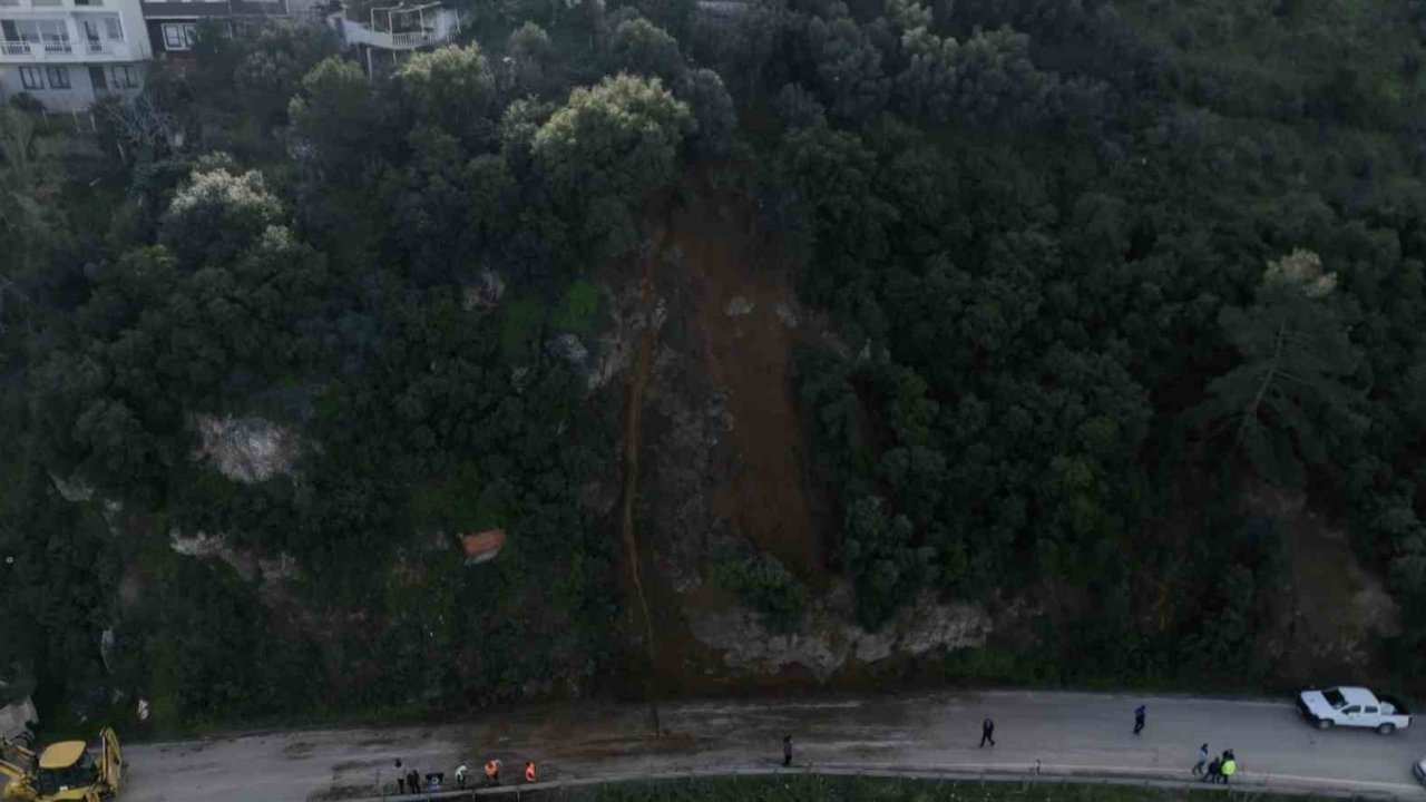 Bursa’da heyelan bölgesi temizlendi...Kayan bölge dron ile görüntülendi
