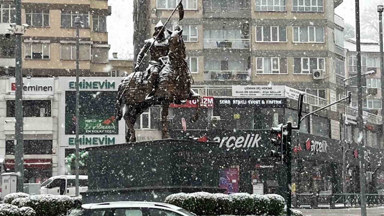 Bursa’da şehir merkezinde kar sürpriiz...Uludağ’a çıkacaklar dikkat....