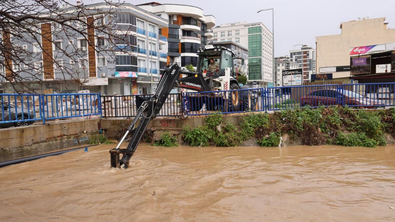 Büyükşehir ekipleri sağanak yağış nedeniyle seferber oldu