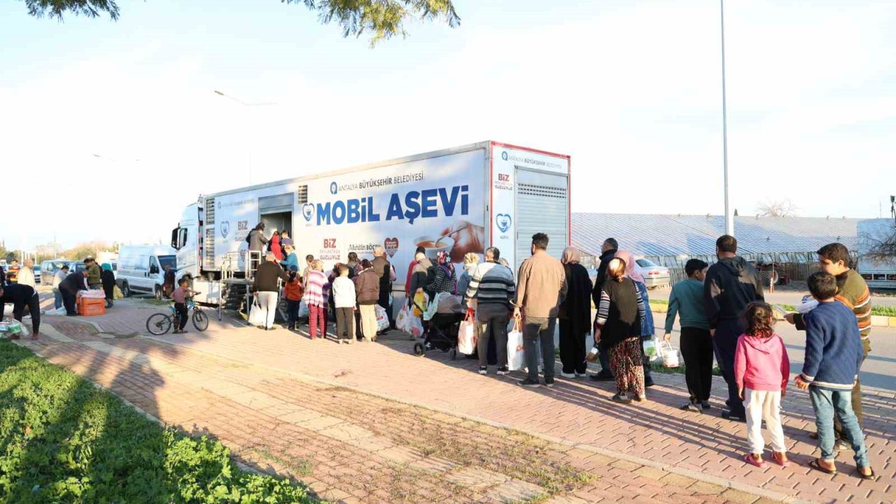 Büyükşehir’in geleneksel iftar ikramı sürüyor