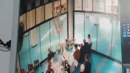 Caminin tavan alçısı cemaatin üstüne düştü