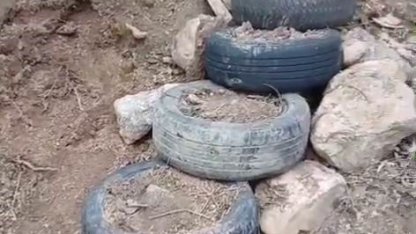 Camiye ulaşmak için araba lastiğinden merdiven yaptılar