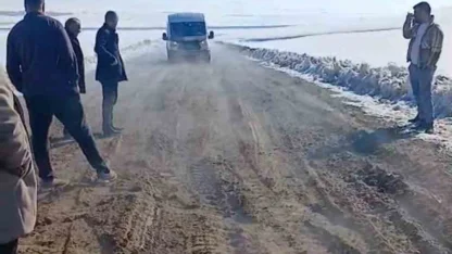 Çamurlu yollarda eğitim çilesi