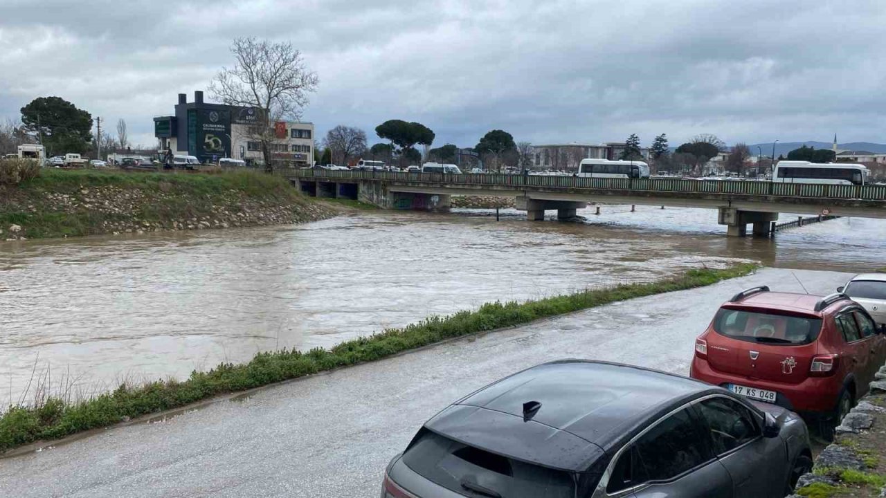 Çanakkale’de Kocabaş Çayı yoğuş yağış nedeniyle taştı