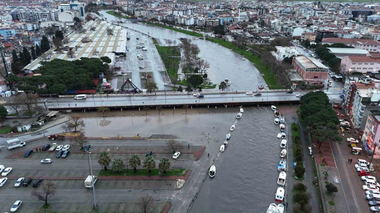 Çanakkale’de taşan Sarıçay dron ile görüntülendi