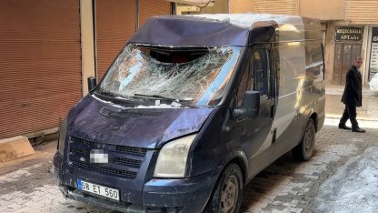 Çatıdan düşen kar kütlesi seyir halindeki minibüse zarar verdi