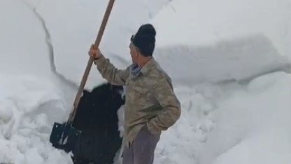 Çatıdan düşen kar kütlesinden saniyelerle kurtuldu