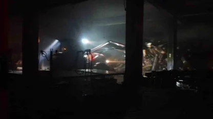 Çaycuma’da sahur vakti çıkan yangında tekstil fabrikası alevlere teslim oldu