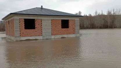 Çekerek ırmağı taştı; yollar ve tarlalar sular altında kaldı