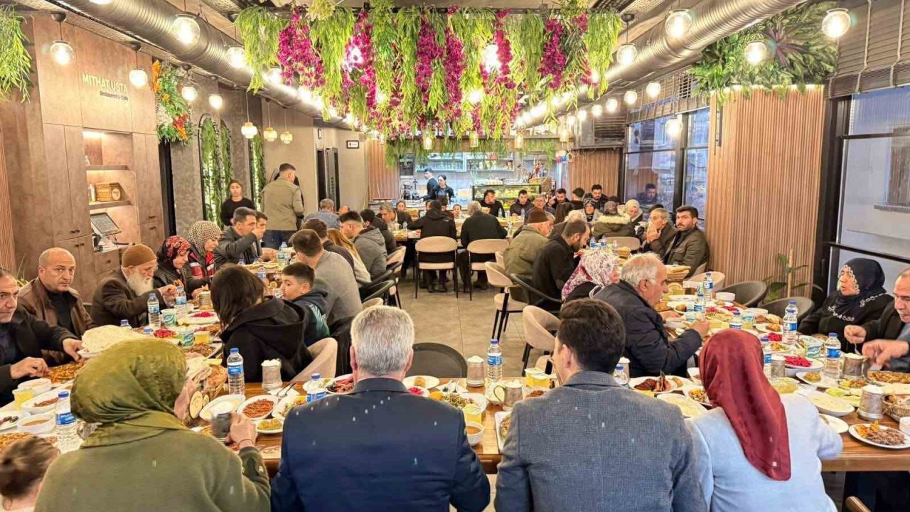 Çermik Kaymakamı Karataş, ilk iftar sofrasında şehit aileleri ile buluştu