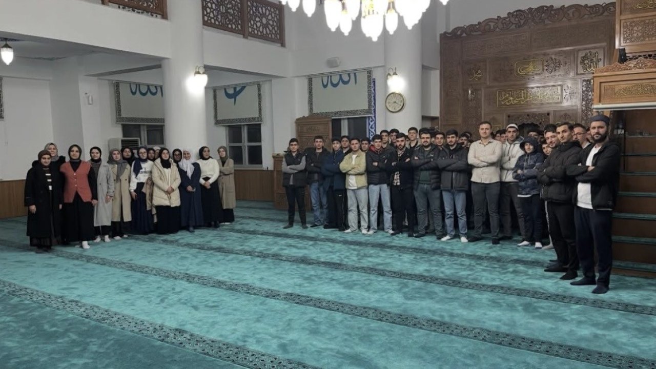 Çermik’te öğretmen ve öğrenciler teravih namazında buluştu