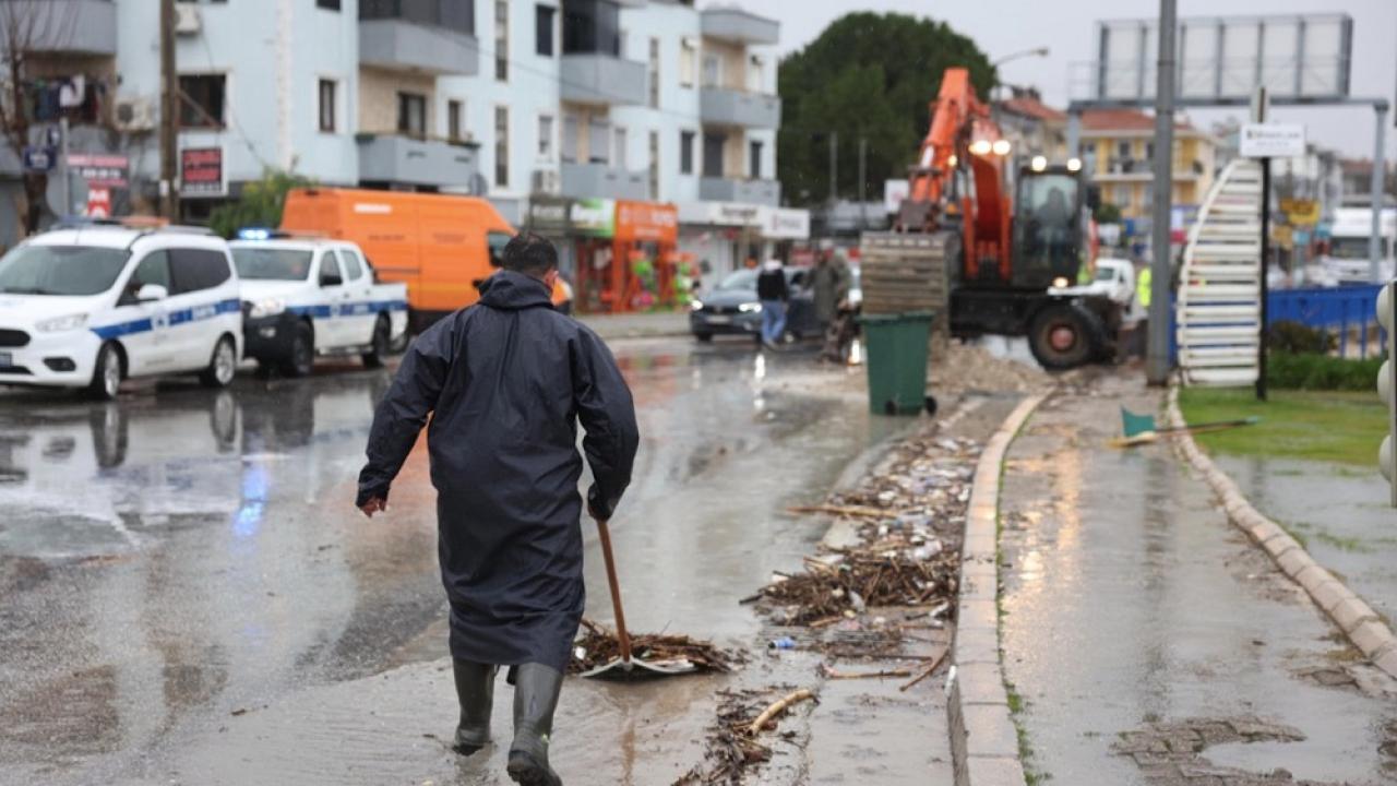 Çeşme Belediyesi Yağmurla Mücadelede Tüm Ekipleriyle Sahada
