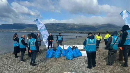 Çevrecilerden Altınkum sahilinde anlamlı temizlik