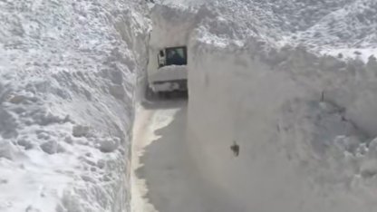 Çığ nedeniyle kapanan köy yolunda zorlu karla mücadele çalışması