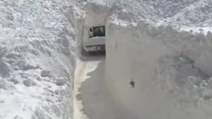 Çığ nedeniyle kapanan köy yolunda zorlu karla mücadele çalışması