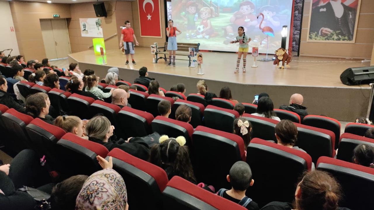 Çiğli’de Minikler Mikroplara Karşı Sahneye Çıktı