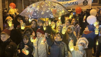 Çocuklar ellerinde fenerle ilk teravih namazı heyecanına ortak oldu