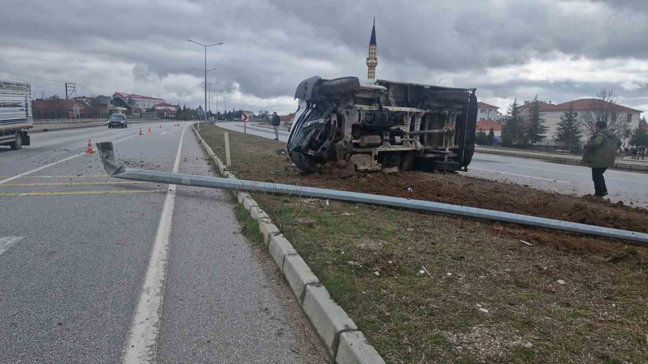 Çorum’da devrilen kamyonetteki 3 kişi küçük sıyrıklarla kurtuldu
