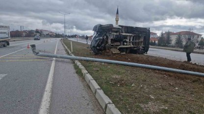 Çorum’da devrilen kamyonetteki 3 kişi küçük sıyrıklarla kurtuldu